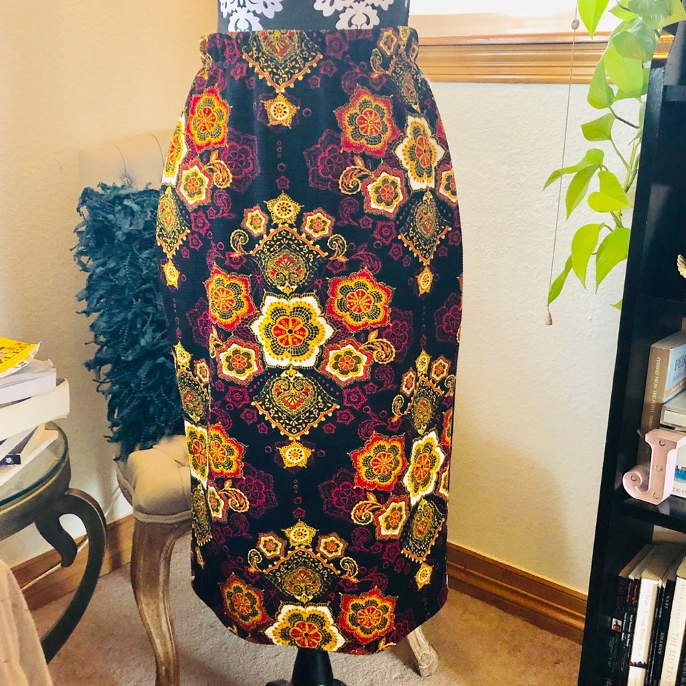 Beautiful Patterned Midi Length Pencil Skirt